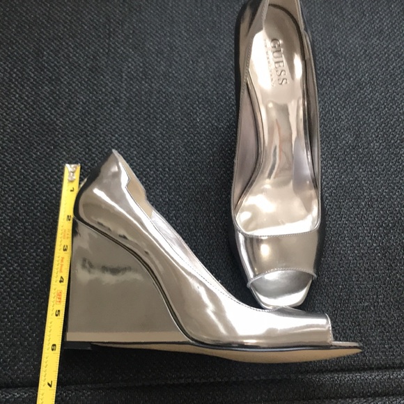 Guess by Marciano peep toe with wedge heel. Gunmetal colour. - Picture 4 of 7